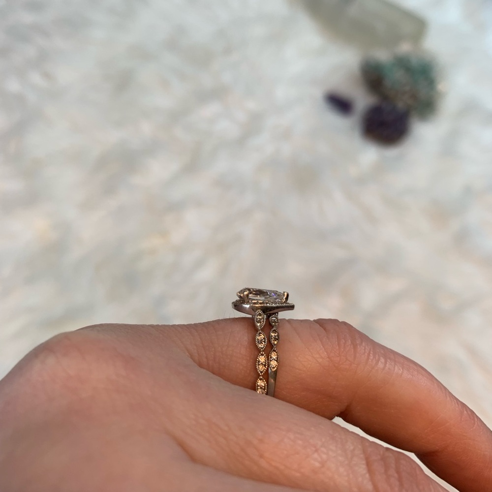 Pear shaped sterling silver engagement ring & band - Picture 4 of 8